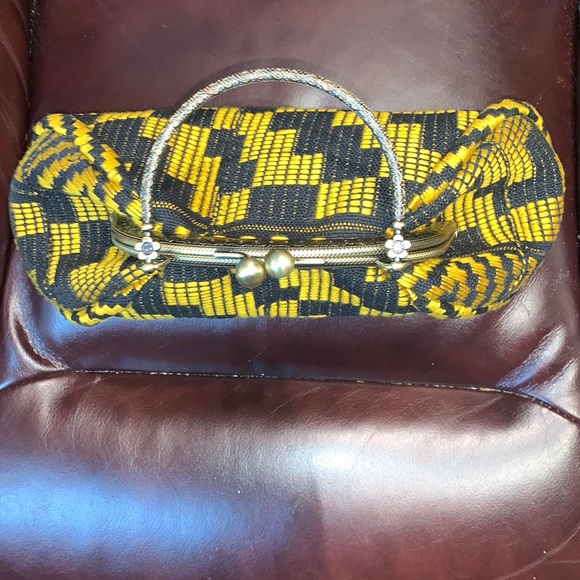 Unique Clasp Purse Handbag - Picture 9 of 12